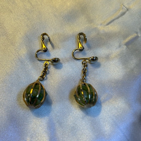 Earrings- gold tone basket with green rock chips inside- clip on, vintage - Picture 3 of 5